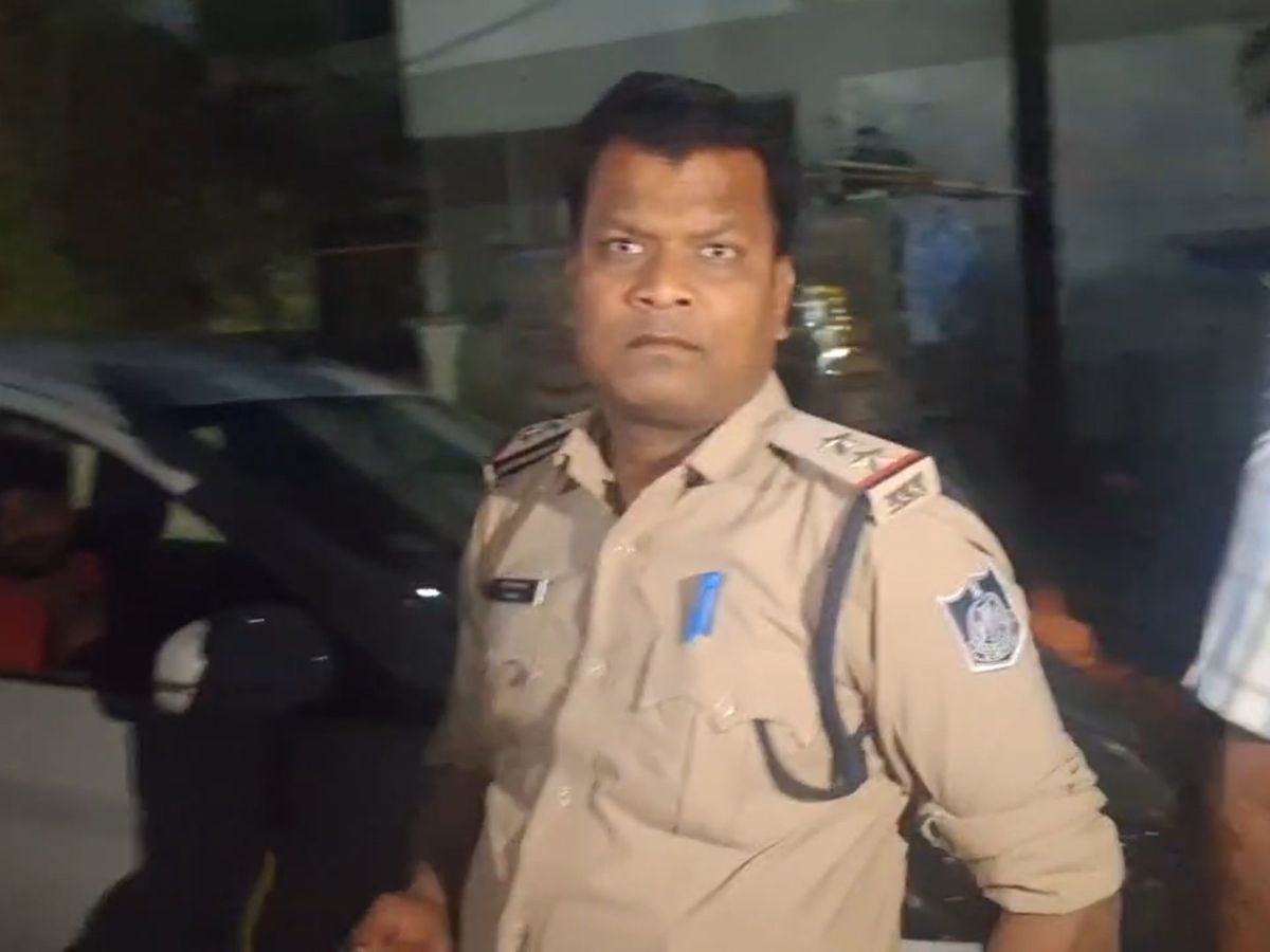 Read more about the article थोड़ा थूक गिरा… और पुलिसवाला बन गया हैवान! दमोह में नशे में धुत SI ने महिला और बच्चों के सामने परिवार को पीटा, जनता ने लगाए “पुलिस मुर्दाबाद” के नारे; SP ने किया लाइन अटैच