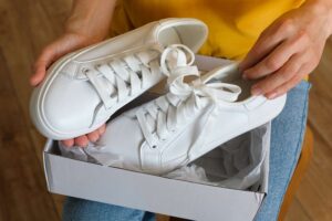 Read more about the article जूते उतारते ही फैल जाती है बदबू? जानिए क्यों होता है ऐसा और कैसे पाएं छुटकारा – पढ़‍िए पूरी हेल्थ रिपोर्ट