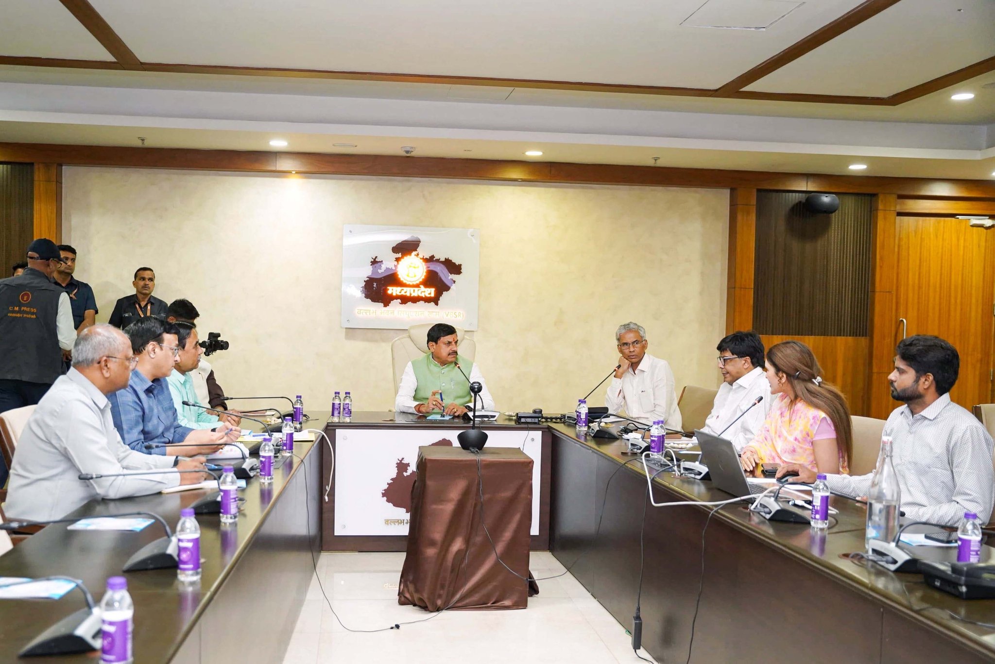 Read more about the article युद्ध जैसे हालातों में MP सरकार का बड़ा फैसला: CM मोहन यादव ने ली उच्च स्तरीय सुरक्षा समीक्षा बैठक, सभी सरकारी कर्मचारियों की छुट्टियां रद्द; पुलिस और अफसरों को फौरन ड्यूटी पर लौटने का आदेश