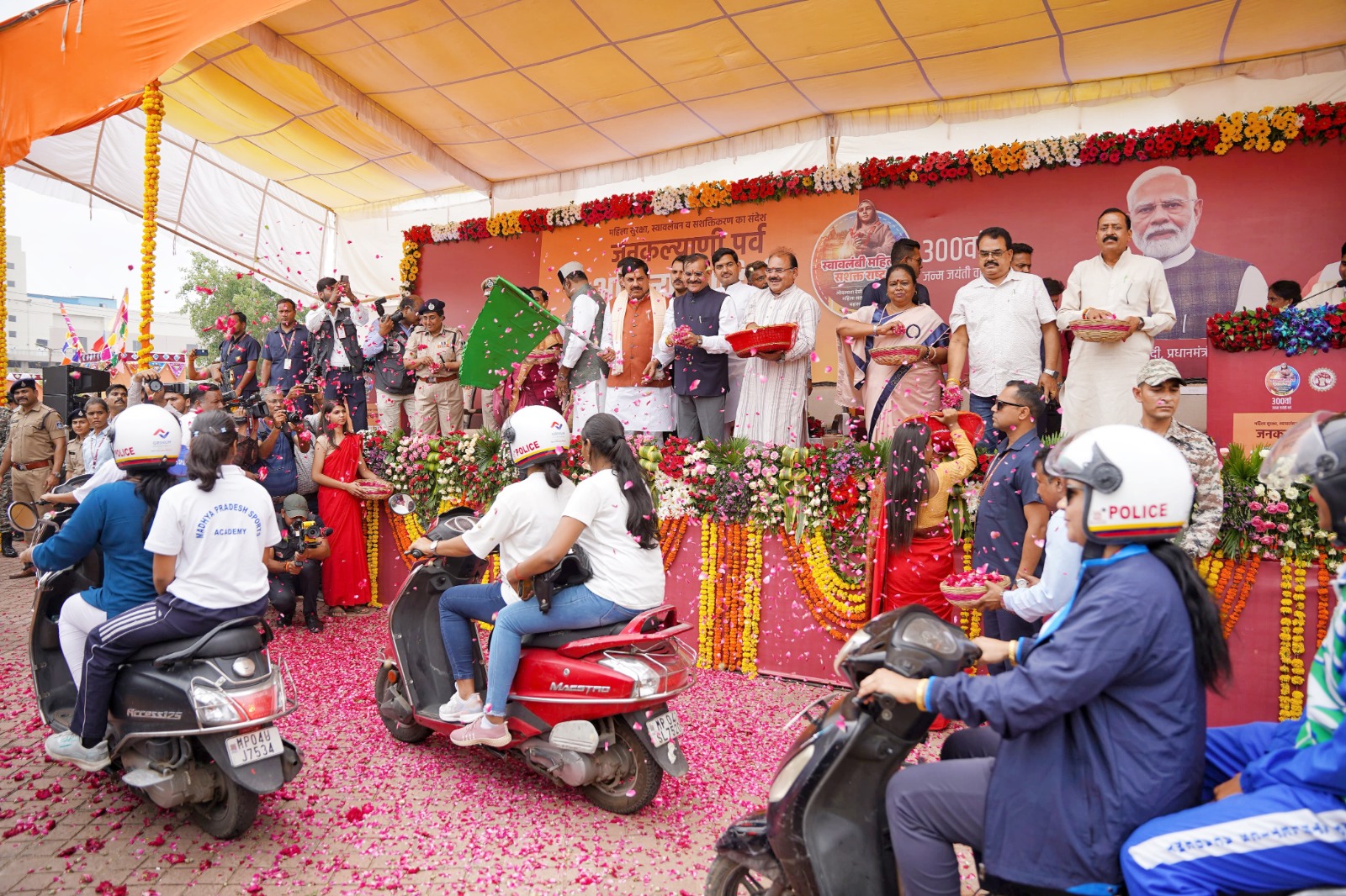 You are currently viewing प्रधानमंत्री के आगमन से पहले भोपाल में महिला शक्ति का प्रदर्शन: ‘अहिल्या वाहिनी’ महिला बाइक रैली से नारी शक्ति ने भरी हुंकार, सीएम ने दिखाई हरी झंडी!