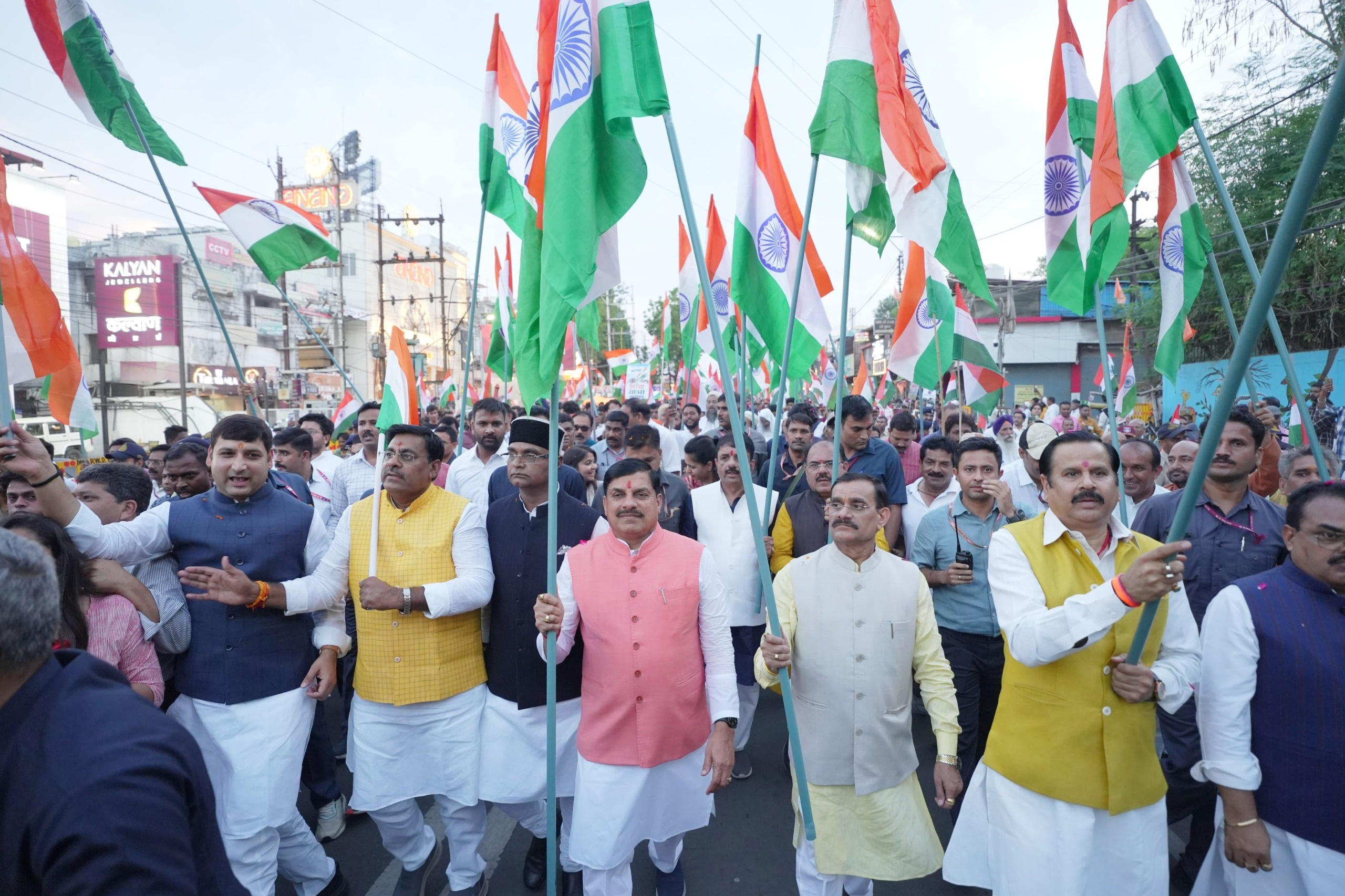 You are currently viewing ऑपरेशन सिंदूर पर गरजा भारत: भोपाल में निकली ऐतिहासिक तिरंगा यात्रा, CM मोहन यादव हुए शामिल; सेना के पराक्रम को किया नम