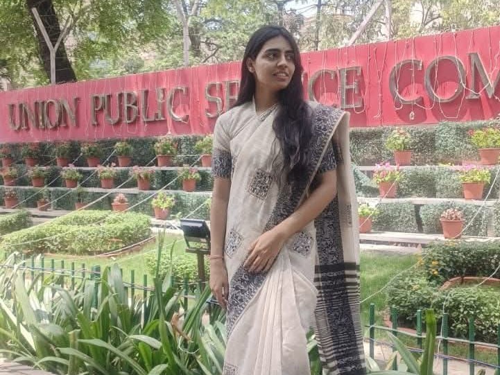 You are currently viewing छोटे गांव की बेटी अंजली ने रचा इतिहास, पहले ही प्रयास में UPSC Indian Forest Service में देशभर में हासिल की 9वीं रैंक, बिना कोचिंग किया कमाल!