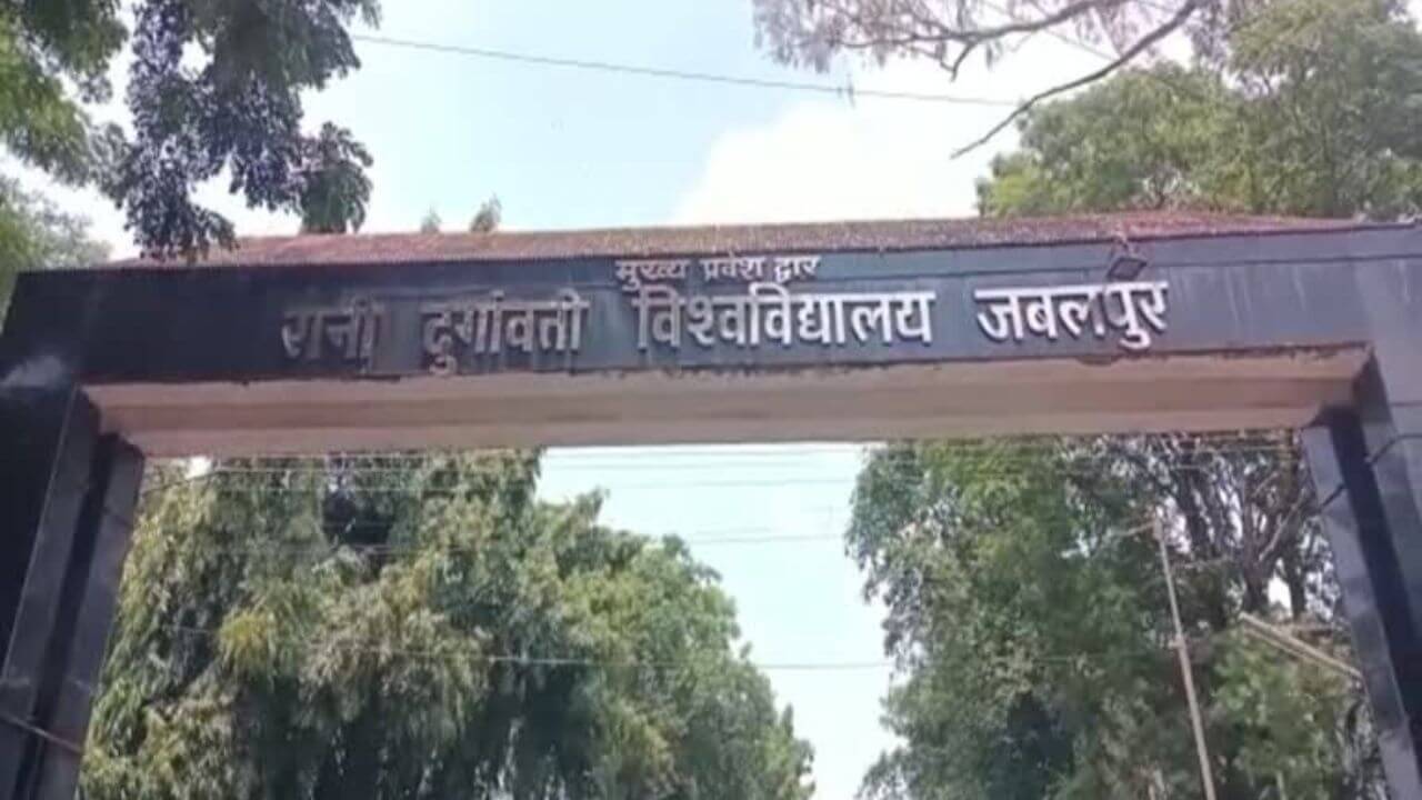 You are currently viewing रानी दुर्गावती विश्वविद्यालय की महिला अधिकारी के गंभीर आरोपों पर हाईकोर्ट सख्त, पूछा- सीसीटीवी फुटेज कहां हैं?; कोर्ट ने फॉरेंसिक जांच के भी जारी किए आदेश!