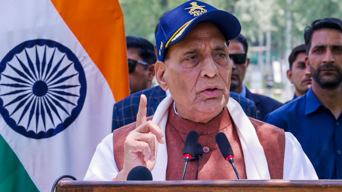 Read more about the article “ऑपरेशन सिंदूर अभी खत्म नहीं हुआ!” पाकिस्तान प्रोबेशन पर, अगली गलती पर सीधे कार्रवाई: गुजरात के भुज एयरबेस पहुंचे रक्षामंत्री राजनाथ सिंह, बोले- “ये तो बस ट्रेलर है, पूरी पिक्चर बाकी है!”