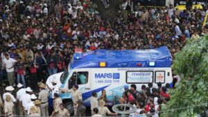 Read more about the article बेंगलुरु भगदड़ कांड: RCB अधिकारी गिरफ्तार, 8 पुलिस अफसर सस्पेंड; हाईकोर्ट तक पहुंचा मामला, अगली सुनवाई 10 जून को!