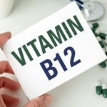 अगर समय रहते विटामिन बी12 की कमी को न किया दूर, तो हो सकती हैं गंभीर स्वास्थ्य समस्याएं — जानें इसके संकेत, कारण और बचाव