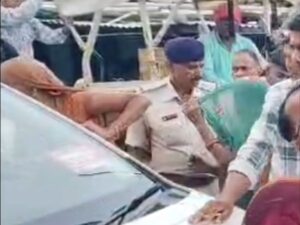 Read more about the article मध्यप्रदेश में जनता का फूटा गुस्सा: सड़क नहीं बनी तो मंत्री का काफिला रोका, ग्रामीणों ने विधायक दफ्तर पर डाला डेरा; विधायक से कहा- गोद लिए गांव में विकास नहीं तो गोद से उतार दो!