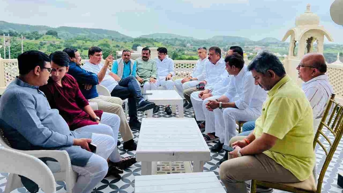 Read more about the article धार के मांडू में कांग्रेस का नव संकल्प शिविर शुरू, दो दिनों में होंगे 12 सत्र; विधायक सीखेंगे संवाद, रणनीति और डिजिटल प्रभावशक्ति के गुर!