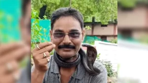 Read more about the article गले में सांप डालकर बेटे को स्कूल लेने पहुंचे ‘सर्प मित्र’ दीपक, सांप ने काटा; हुई दर्दनाक मौत!