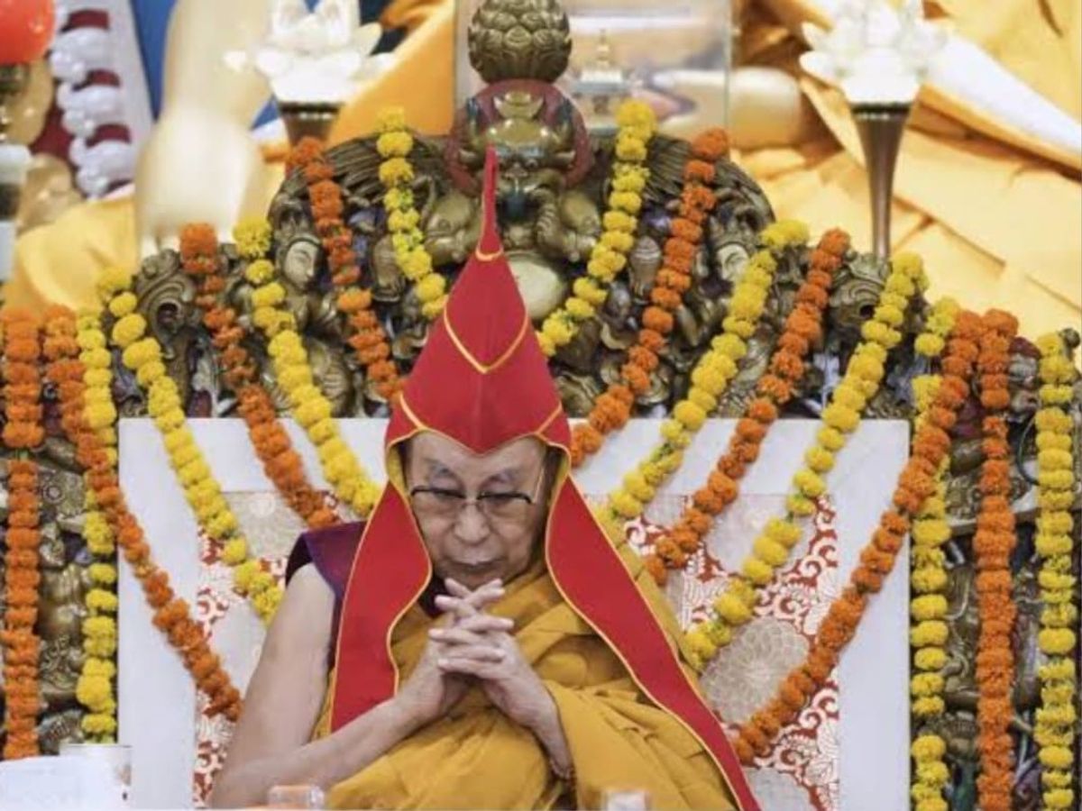 Read more about the article दलाई लामा का 90वां जन्मोत्सव: धर्मशाला में वैश्विक श्रद्धालुओं का उमड़ा सैलाब, ओबामा-बुश-पीएम मोदी ने दी शुभकामनाएं!