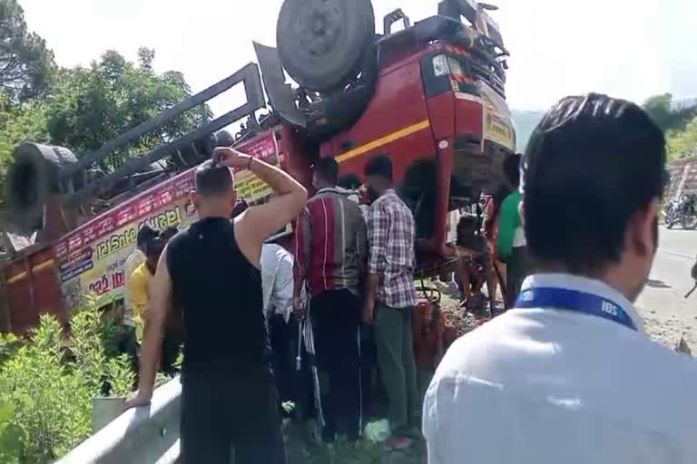 Read more about the article उत्तराखंड में भीषण हादसा: गंगोत्री जा रहे कांवड़ियों का ट्रक पलटा, 3 की मौत, 14 घायल!