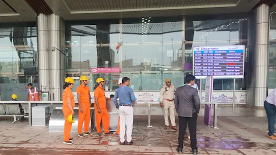 Read more about the article जयपुर में बम की धमकी से हड़कंप: सीएम ऑफिस और एयरपोर्ट बने टारगेट, बम स्क्वॉड और इंटेलिजेंस अलर्ट पर!