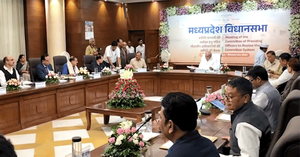 Read more about the article सात राज्यों के विधानसभा अध्यक्षों की ऐतिहासिक बैठक: समितियों की कार्यप्रणाली को मजबूत करने पर हुआ मंथन, नरेन्द्र सिंह तोमर ने रखे अहम सुझाव!