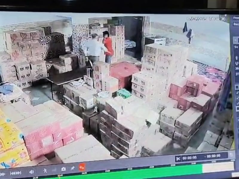 Read more about the article जबलपुर: सहायक आबकारी आयुक्त संजीव दुबे पर शराब दुकानों में मारपीट और धमकाने के गंभीर आरोप, सीसीटीवी फुटेज से खुला राज!