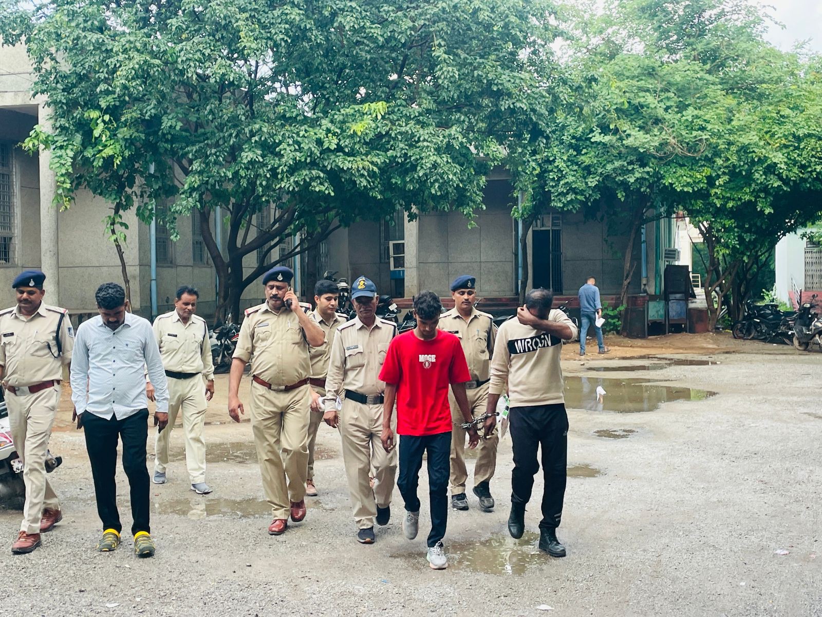 You are currently viewing ग्वालियर: पुलिस वर्दी की आड़ में ‘चोर गैंग’ का खुलासा, कॉन्स्टेबल समेत छह गिरफ्तार; लूट कर भाई के लिए जुटा रहा था जमानत के पैसे!