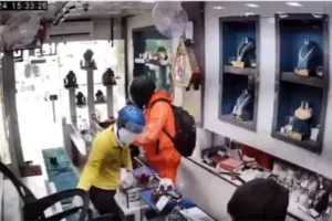 Read more about the article गाजियाबाद में दिनदहाड़े ज्वेलरी शॉप में लूट: डिलीवरी बॉय बनकर आए बदमाश, 20 किलो चांदी और 125 ग्राम सोना लेकर फरार!