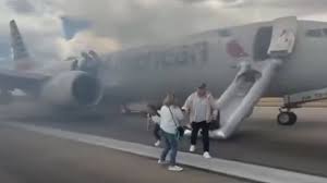 Read more about the article अमेरिका में बड़ा विमान हादसा टला: डेनवर एयरपोर्ट पर टेकऑफ के वक्त लगी आग, 179 लोग थे सवार; सभी यात्री सुरक्षित बाहर निकाले गए!