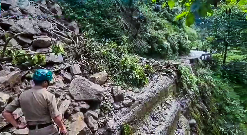 Read more about the article देशभर में बारिश का कहर: 13 राज्यों में ऑरेंज अलर्ट, केदारनाथ यात्रा रोकी; मध्यप्रदेश, ओडिशा, राजस्थान में बाढ़ जैसे हालात!