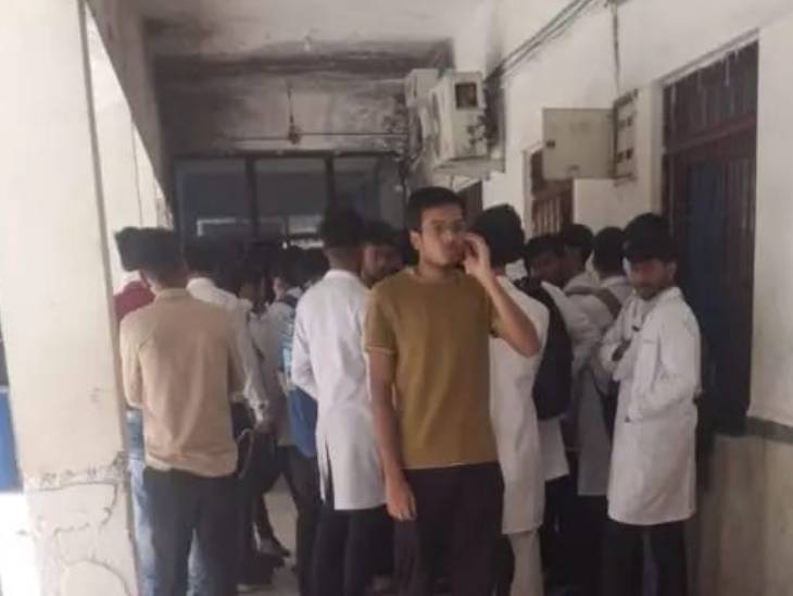 Read more about the article नीट टॉपर शिवांश की संदिग्ध मौत: दो महीने बाद भी नहीं मिला जवाब, अब CBI जांच की उठी मांग; सीसीटीवी और रैगिंग रिपोर्ट पर भी उठे सवाल!