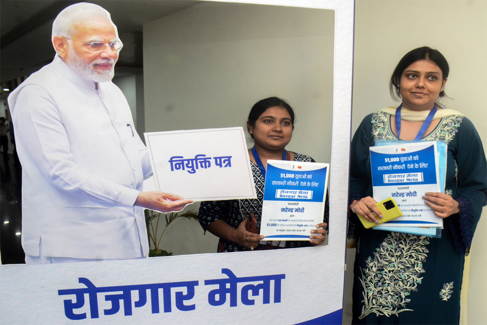 You are currently viewing PM मोदी ने 51,000 युवाओं को सौंपे नियुक्ति पत्र, कहा- युवा शक्ति ही भारत की सबसे बड़ी गारंटी; रोजगार मेला से अब तक 10 लाख नौकरियां मिल चुकी!