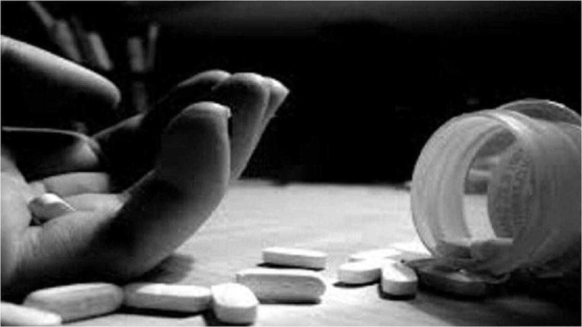 Read more about the article एक बोतल ज़हर और उजड़ गया पूरा परिवार: इंदौर में डेढ़ साल के बच्चे ने खेलते-खेलते पी लिया ज़हर, अस्पताल पहुंचने से पहले तोड़ा दम!