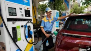 Read more about the article रूस से सस्ते तेल पर डील, मुनाफा कंपनियों और सरकार के पास; आम जनता को नहीं मिला फायदा!