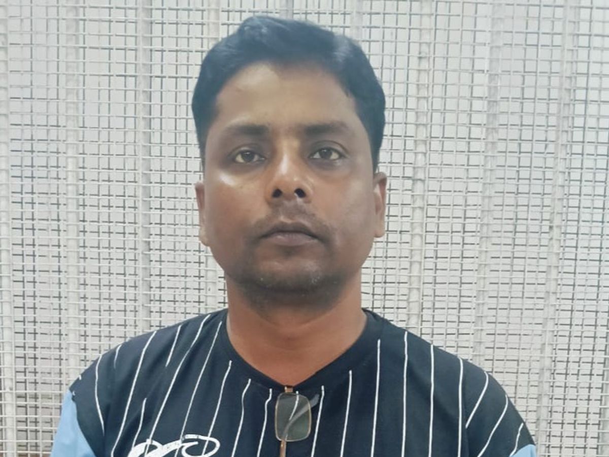 You are currently viewing जबलपुर में बड़ा फर्जीवाड़ा: सेना में भर्ती का झांसा देकर 45 लाख की ठगी, रिटायर्ड कर्मचारी गिरफ्तार; आरोपी के घर से फर्जी दस्तावेज बरामद!