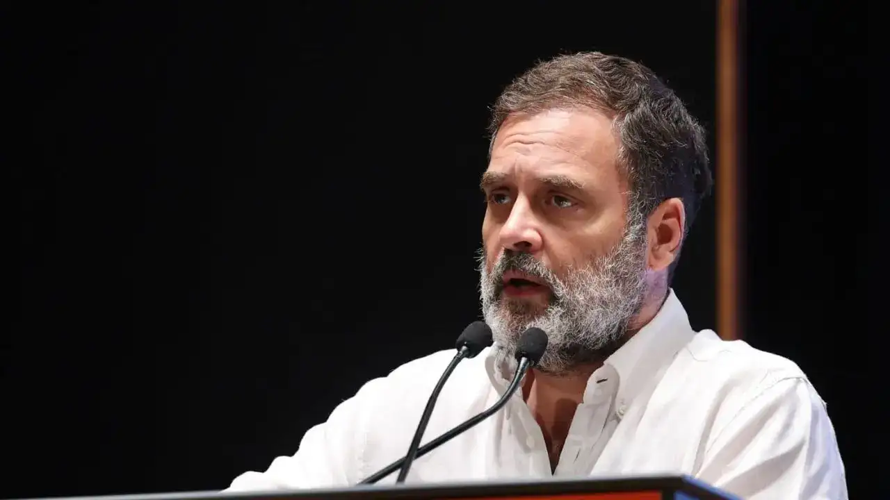 You are currently viewing राहुल गांधी का बड़ा हमला: चुनाव आयोग पर वोट चोरी में मिलीभगत का आरोप, पेश किए 5 ठोस सबूत; राहुल का दावा: 1 लाख वोट चोरी हुए!