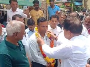 Read more about the article ऊर्जा मंत्री तोमर ने जिला अस्पताल में गंदगी देख खोया आपा: खुद धोया टॉयलेट, सिविल सर्जन को लगाई फटकार; नगर पालिका अफसर को मंत्री ने पहनाई माला, बोले – “आज सम्मान दिया, कल विदाई भी कर दूंगा”!