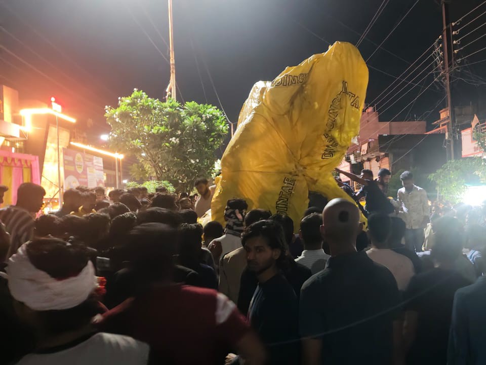 Read more about the article गणेशोत्सव से पहले बुरहानपुर में मातम: 12 फीट ऊंची गणेश प्रतिमा ले जाते समय गिरी, खंडवा के 26 वर्षीय युवक की मौत; सड़कों के गड्ढों ने ली जान, दो दिन पहले भी गिरी थी गणेश प्रतिमा!