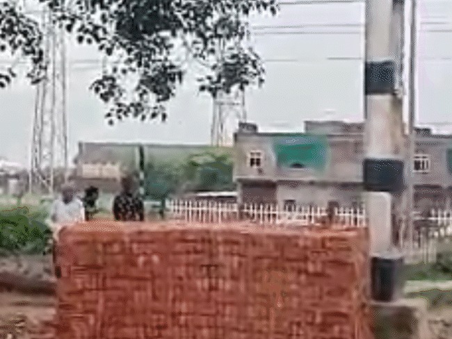 Read more about the article मुरैना में वर्चस्व की जंग ने ली हिंसक मोड़, दो पक्षों में ताबड़तोड़ फायरिंग: रेलवे फाटक के पास चलीं 11 गोलियां, महिला को लगी दो, ग्वालियर रेफर; पुलिस ने दर्ज किया मामला, जांच शुरू!