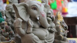 Read more about the article गणेश उत्सव में पर्यावरण संरक्षण की गूंज: भोपाल और उज्जैन में हजारों लोगों ने मिट्टी के गणेश बनाकर दिया धार्मिक-सांस्कृतिक संदेश, POP पूरी तरह बैन!