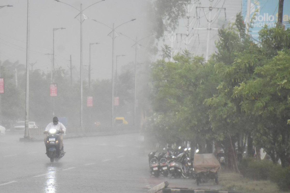 Read more about the article MP में मानसून फिर एक्टिव: 12 जिलों में Heavy Rain Alert, देवास-बुरहानपुर में 8 इंच तक पानी गिरने की संभावना