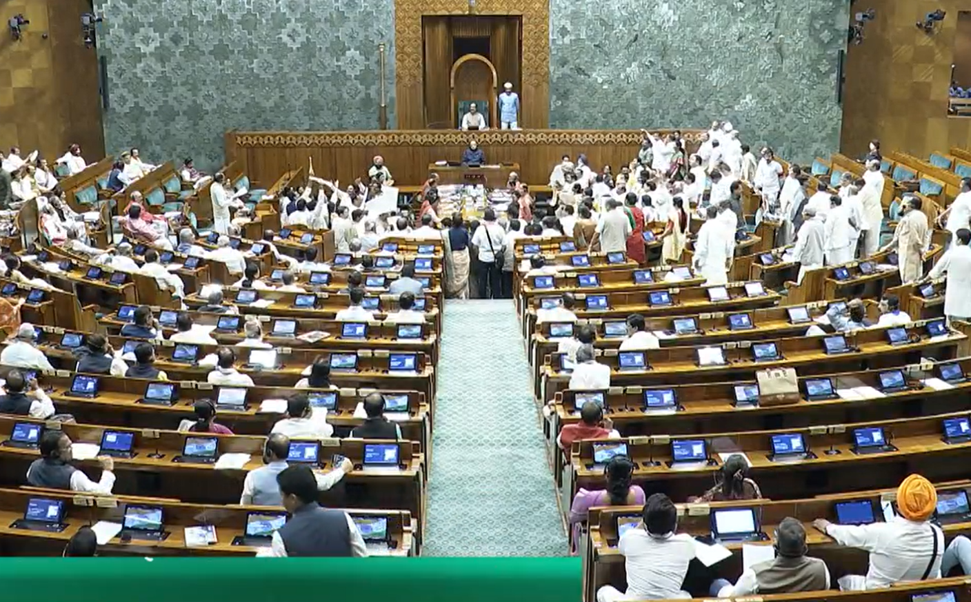 Read more about the article संसद का मॉनसून सत्र फिर हंगामे की भेंट, वोटर वेरिफिकेशन पर विपक्ष का हमला जारी: हंगामे के बीच भी सरकार ने संसद में पास किए अहम बिल, सदनों की कार्यवाही कल तक स्थगित!