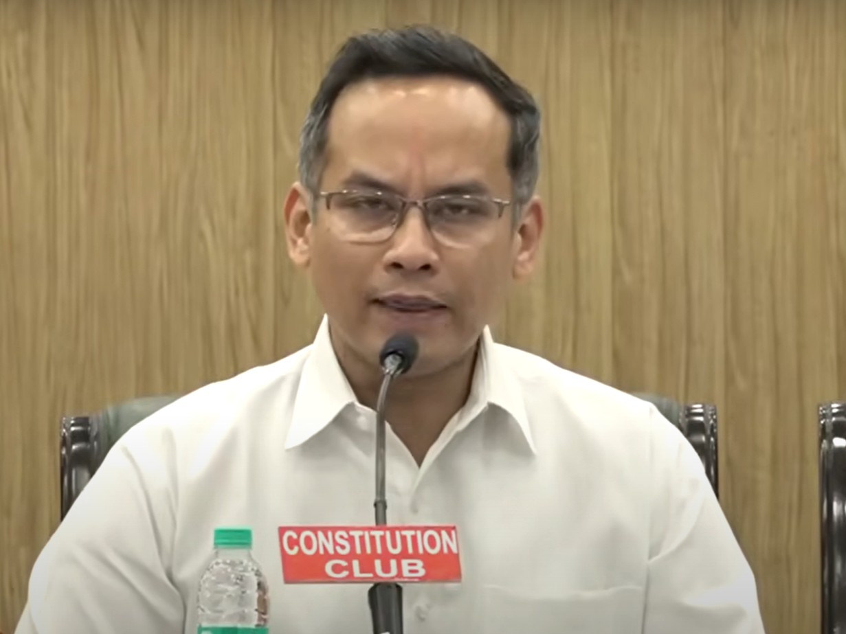 Read more about the article वोटर वेरिफिकेशन विवाद में संगठित विपक्ष बनाम चुनाव आयोग: कांग्रेस का आरोप – 70 लाख नए वोटर्स कहां से आए?, TMC बोली –  “कठपुतली की तरह काम कर रहा आयोग”!