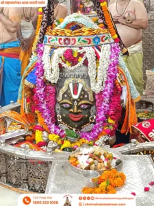 Read more about the article महाकाल को वैष्णव तिलक, मोर पंख और भांग से कृष्णा स्वरूप शृंगारित किया गया