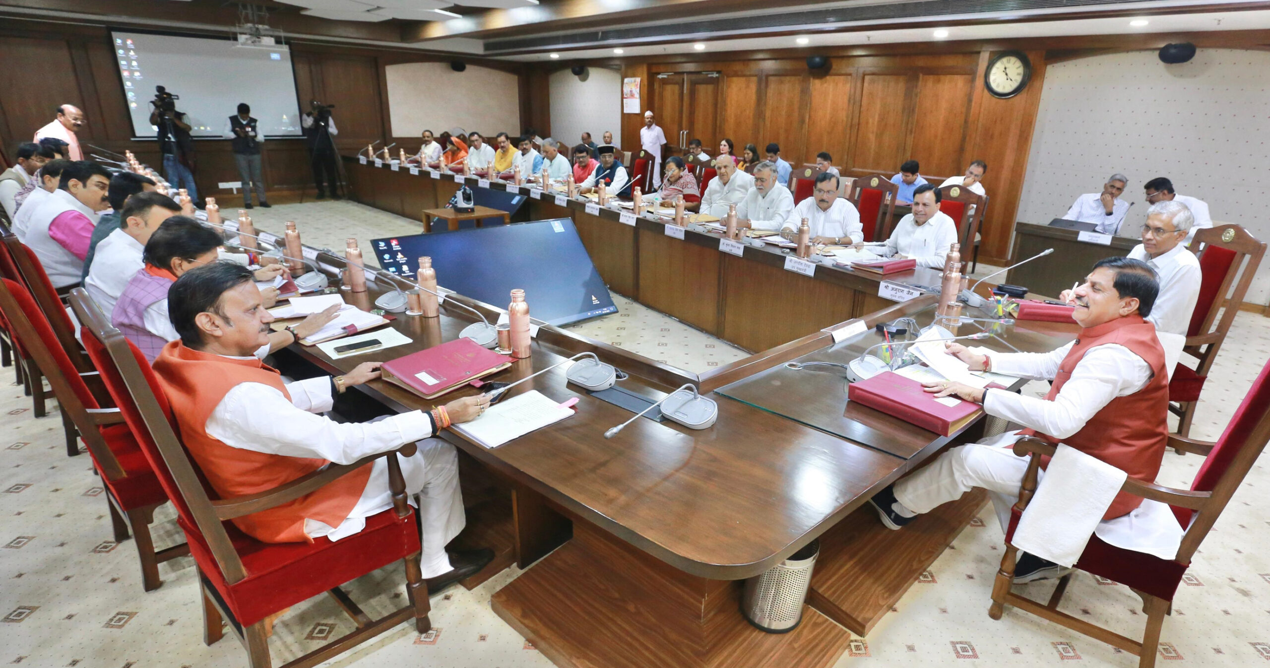 Read more about the article मध्यप्रदेश में वाहन स्क्रैपिंग पर नई नीति, कर में मिलेगी 50% तक की छूट; नगरीय निकाय चुनाव में फिर लौटेगी प्रत्यक्ष प्रणाली, मोहन सरकार की बैठक में हुए अहम फैसले!