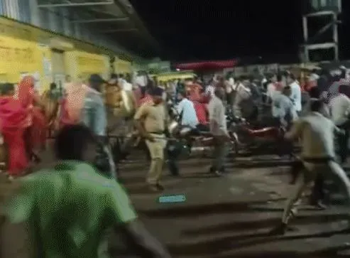 Read more about the article 24 से 48 घंटे लाइन में खड़े रहे किसान, मंगलवार शाम अचानक काउंटर बंद होने से भड़का आक्रोश: करहिया मंडी में किसानों पर हुआ लाठीचार्ज, पुलिस बोली – हल्का बल प्रयोग किया!