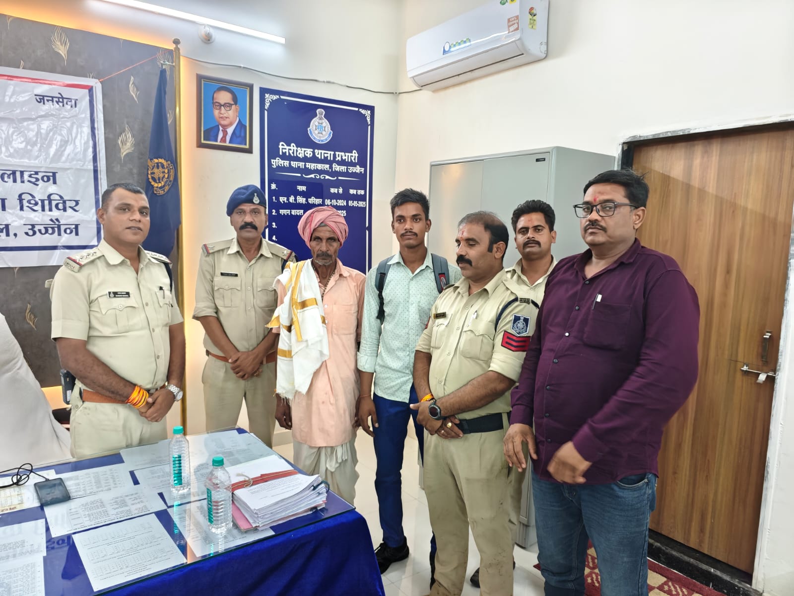 You are currently viewing महाकाल पुलिस द्वारा गुमशुदा वृद्ध तीर्थ यात्री को किया सुरक्षित परिजनों को सुपुर्द।