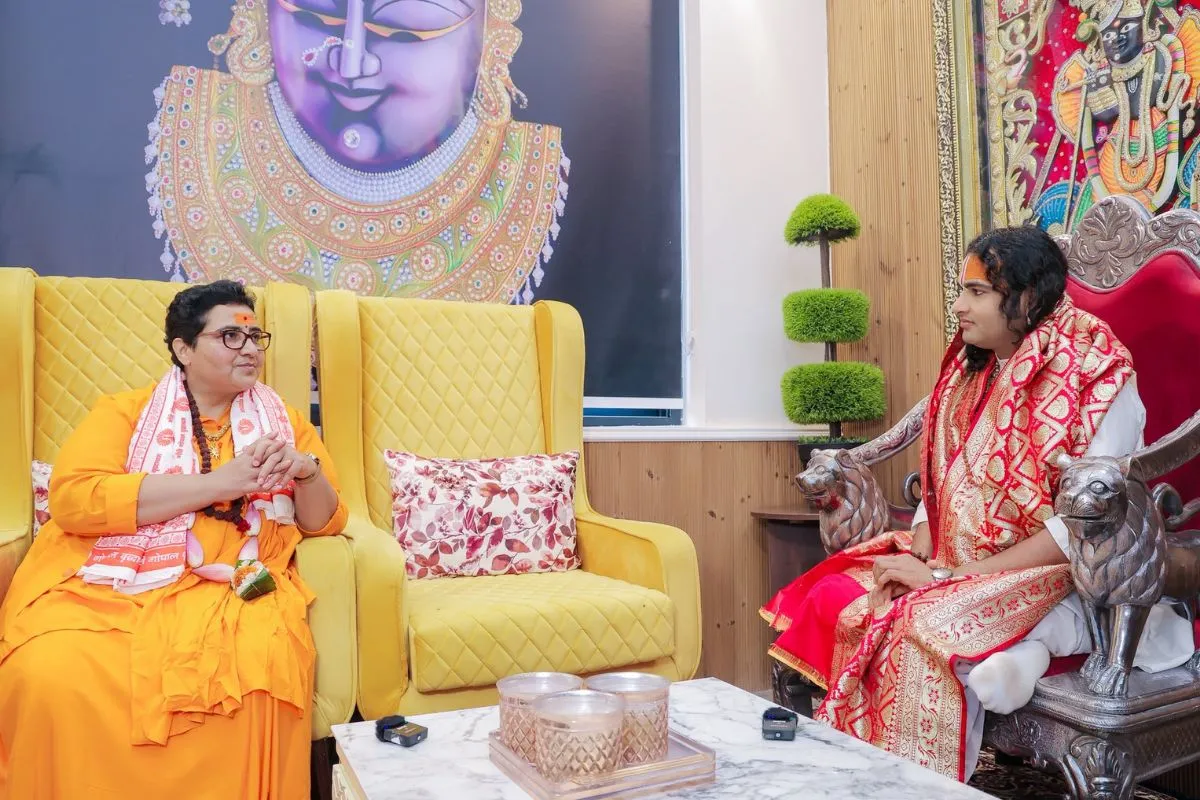 You are currently viewing ‘संस्कार न मिलने से बच्चियां अर्धनग्न दिखती हैं’—साध्वी प्रज्ञा का बड़ा बयान: साध्वी प्रज्ञा ठाकुर ने कथावाचक अनिरुद्धाचार्य के बयान का किया समर्थन, बोलीं—‘लिव-इन सनातन धर्म में स्वीकार्य नहीं’!