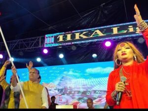 Read more about the article विधायक अनिल जैन ने “पंडा को लग गई चुड़ैलें रे”भजन पर गायिका शहनाज अख्तर के साथ मंच पर किया डांस, सोशल मीडिया पर वायरल हुआ वीडियो; हजारों लोग हुए मंत्रमुग्ध