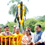 विजयादशमी पर CM ने दी शुभकामनाएं, बोले – “जहां धर्म है, वहीं विजय है”; CM ने गांधी जी की प्रतिमा पर पुष्पांजलि और शास्त्री जी की प्रतिमा पर माल्यार्पण कर दी श्रद्धांजलि!