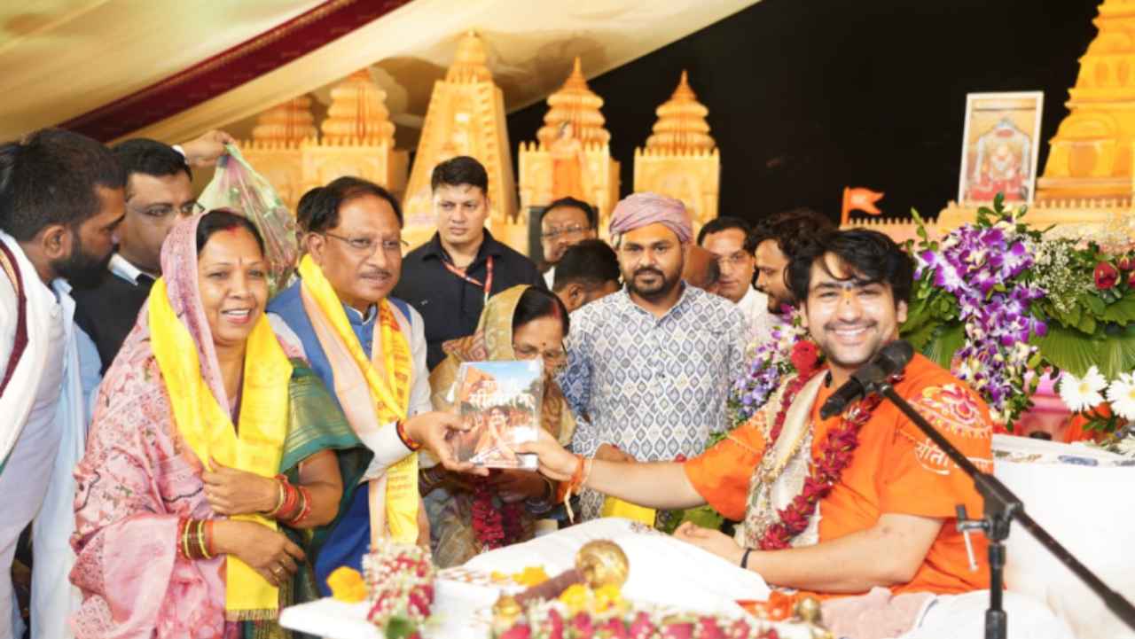 Read more about the article छत्तीसगढ़ में जल्द ही गौमाता को मिलेगा ‘राज्य माता’ का दर्जा, CM साय ने बाबा बागेश्वर की कथा में किया बड़ा ऐलान