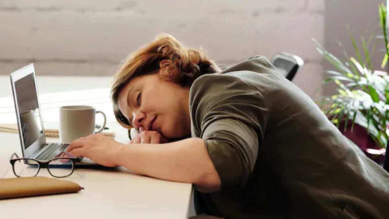 Read more about the article लंच के बाद नींद और सुस्ती से हैं परेशान? कहीं ये किसी बीमारी का लक्षण तो नहीं? जानें क्‍या कहते हैं एक्सपर्ट्स