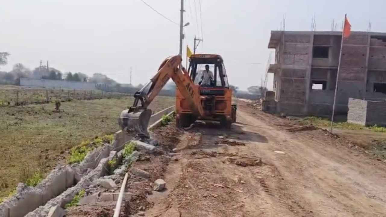 Read more about the article राजनांदगांव में अवैध प्लाटिंग पर चला बुलडोजर, जिला प्रशासन ने अतिक्रमण को लेकर की कार्रवाई