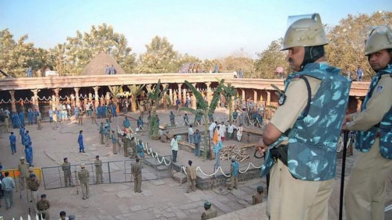 Read more about the article बसंत पंचमी पर भोजशाला में पूजा-नमाज का टाइमटेबल तय, सुप्रीम कोर्ट का आदेश: सुबह 12 बजे तक पूजा, 1 से 3 बजे नमाज, शाम 4 बजे फिर आराधना!