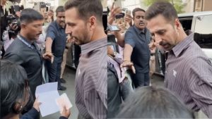 Read more about the article ‘पापा पर बहुत कर्ज है…’, वोट डालने गए अक्षय कुमार से बच्‍ची ने लगाई गुहार, मदद मिलने के बाद छूए पैर, VIDEO