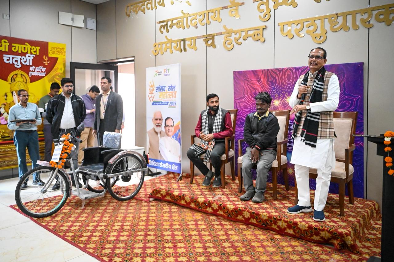 You are currently viewing ठेले से शुरू हुई मुलाकात, ट्राईसाइकिल तक पहुंची बात: शिवराज ने निभाया वादा, दिव्यांग पन्नालाल को दिया आत्मनिर्भरता का सहारा