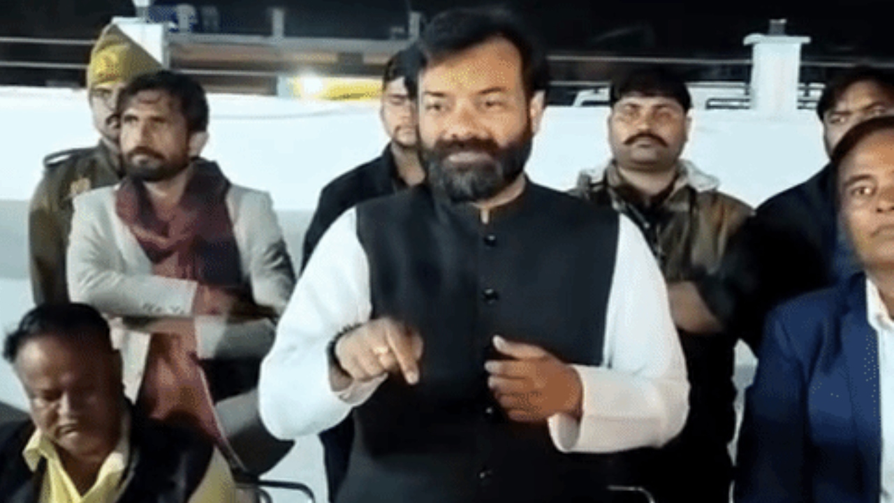 You are currently viewing ‘जो अधिकारी काम नहीं करता, उसे चूड़ियां और पेटीकोट…’, मंत्री को रोकने वाले विधायक बृजभूषण बोले- CM को भी रोक लूंगा