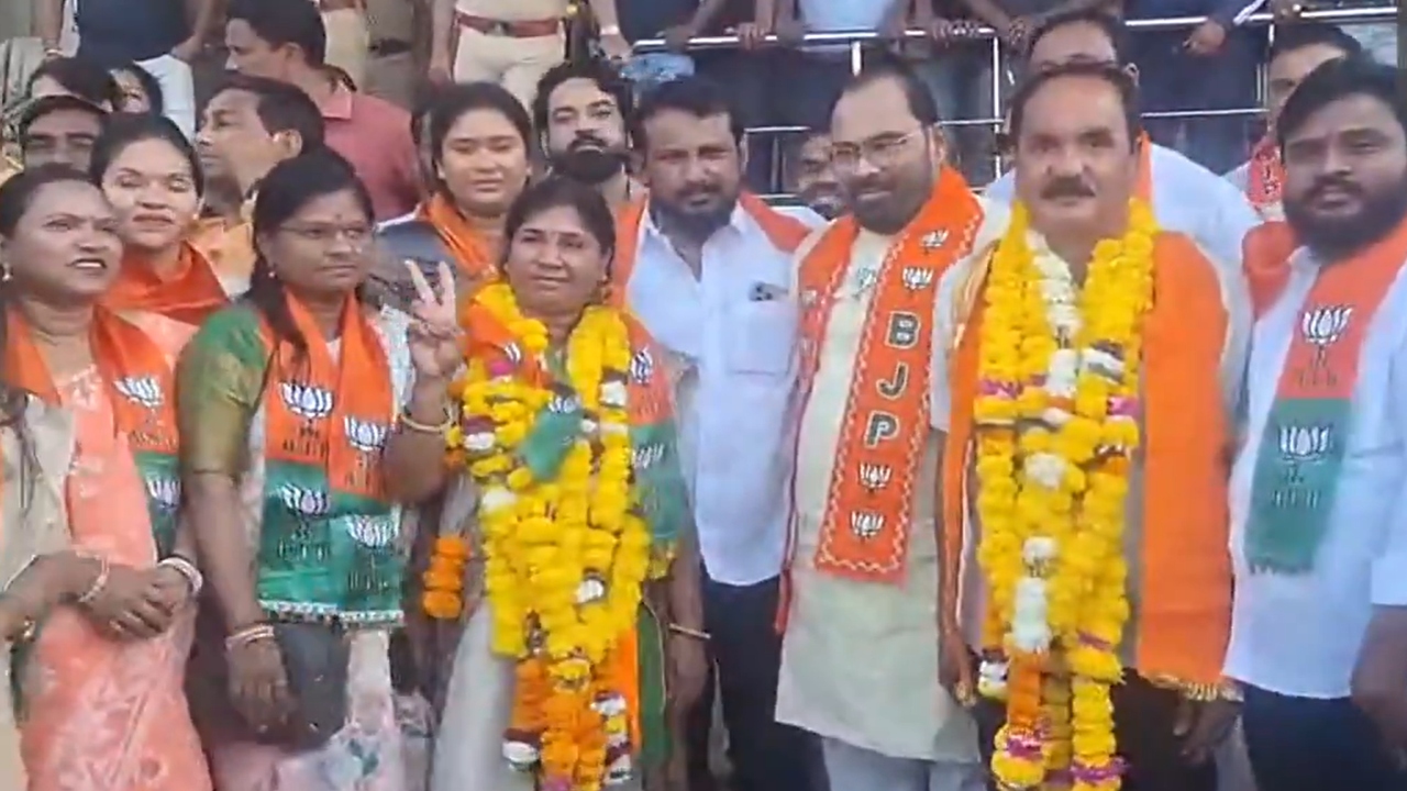 Read more about the article कांग्रेस को तगड़ा झटका, सबसे बड़ी पार्टी होने के बाद भी BJP का बना मेयर, चंद्रपुर नगर निगम में उद्धव गुट का ‘खेला’